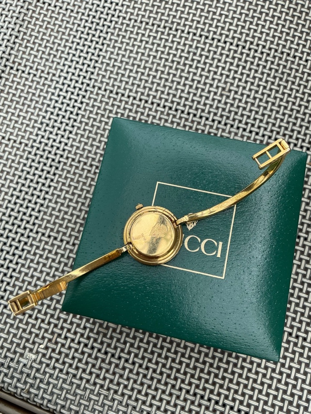 Beautiful GUCCI bangle watch w/ set of colorful bezels โค๏ธ๐๐ค๐๐๐ค - Picture 11 of 14